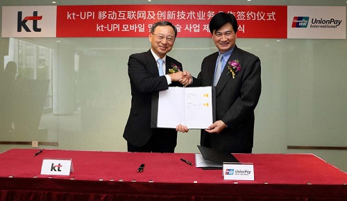 사진은 지난 15일 중국 상하이 유니온페이 인터내셔널 본사에서 황창규 KT 회장(왼쪽)과 거화용 유니온페이 이사장이 ICT 기반 글로벌 금융 서비스 확산을 위한 전략적 업무 협약을 체결하고 있는 모습