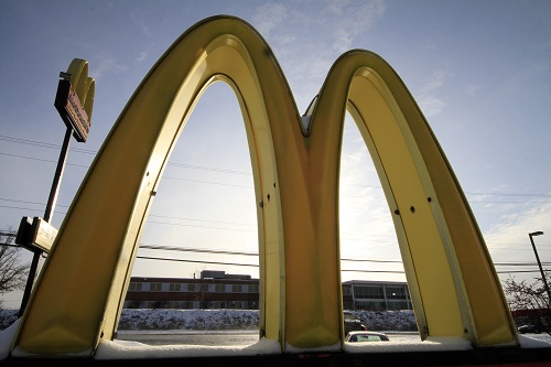 맥도날드가 구조조정과 비용절감 차원에서 미국내 매장을 줄인다.  
