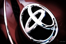 일본 도요타 자동차가 중국 톈진 폭발사고와 관련하여 인근 공장 2곳의 가동을 중단했다.  