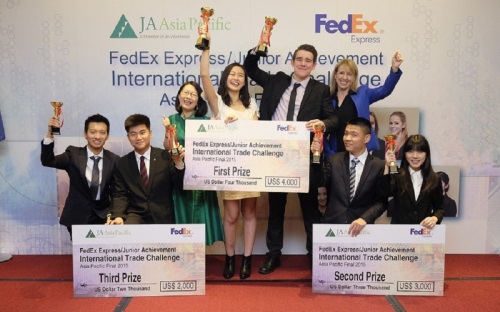 FedEx와 청소년 경제교육기관 JA가 8월 11일부터 13일까지 싱가포르에서 공동 개최한 '2015 FedEx/JA 국제무역창업대회'의 아태지역 최종 본선에서 입상한 뉴질랜드, 태국, 한국 대표팀이 JA와 FedEx의 대표들과 함께 축하 세레모니를 하고 있다. (왼쪽부터: 한국의 민동재, 조성빈 학생, 비비안 라우 JA 아태지역 회장, 뉴질랜드의 웬디 리, 아이단 조셉 스캇 학생, 카렌 레딩턴 FedEx 아태지역 회장, 태국의 샌프핫 티에우프레이즈, 소매니 쵸크씨에나 학생)/ 사진= FedEx 제공