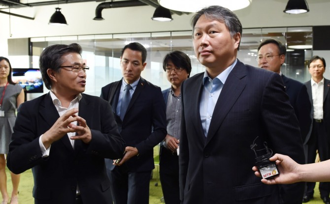 최태원 SK 회장이 18일 대전 카이스트 창조경제혁신센터를 방문, 임종태 대전 창조경제혁신센터장과 이야기를 나누고 있다. /출처 = 뉴시스
