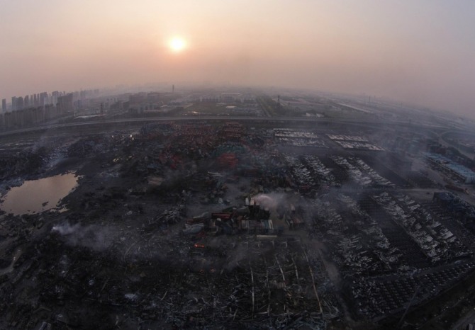 중국 동북부 톈진(天津)항에서 12일 연쇄 폭발사고가 발생했다. 중국 관료는 기자회견을 통해 112명이 사망했으며 95명이 실종됐다고 밝혔다. 실종자 가운데 85명은 소방관이다. 사진은 폭발사고 후 잿더미로 변한 톈진항의 창고 부지의 모습. /사진 =뉴시스