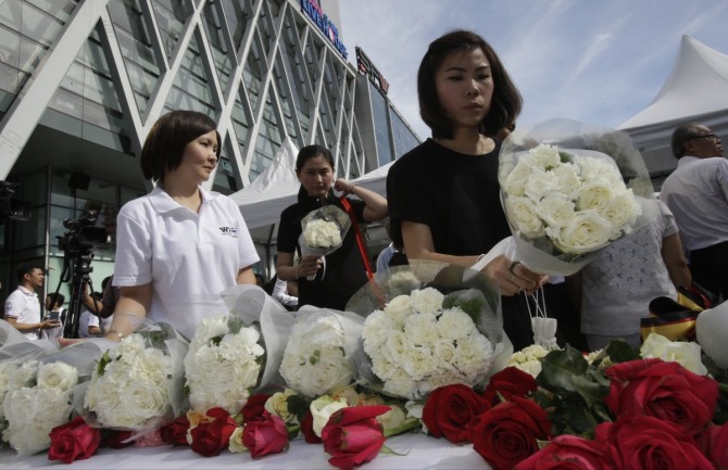 태국 방콕 시민들이 21일(현지시간) 폭탄테러가 발생한 에라완 사원 인근 쇼핑센터 앞에서 희생자들을 추모하며 헌화하고 있다. /사진=뉴시스