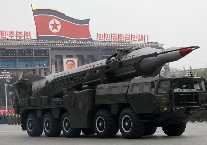 북한이 21일 오후 5시를 기해 완전무장의 준전시 상태로 전환키로 했다. 사진은 지난 2010년 10월10일 노동당 창건 65주년을 기념한 군사 퍼레이드에서 미사일을 소개하는 모습. 