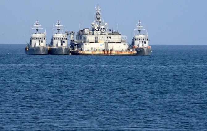 북한의 잠수함이 동서해 기지를 이탈해 위치가 식별되지 않는 가운데 23일 오후 인천 옹진군 연평도 앞 해역 해상기지에 해군 고속정이 정박해 있다 . /뉴시스