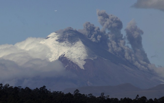 세계에서 두 번째로 위험한 화산으로 손꼽히는 에콰도르 코토팍시 화산에서 계속 화산재를 뿜어내고 있다./사진=뉴시스