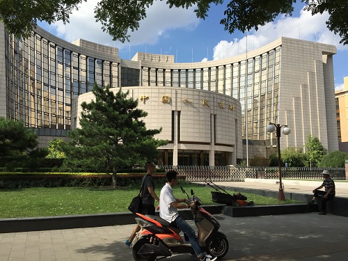 중국 인민은행이 증시폭락후 경색된 자금난을 완화하기 위해 유동성 조절자금 30조 원 상당을 풀었다. 