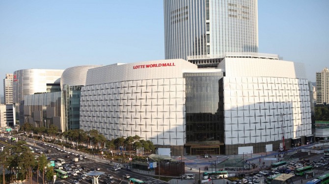 에비뉴엘 월드타워점 7층과 8층에 롯데면세점 월드타워점이 있다. 올해 말 특허기간이 만료되면서 재승인 심사를 받아야만 한다./사진=롯데그룹 제공