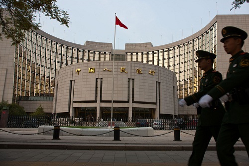중국인민은행이 증시부양을 위해 1500억 위안의 유동성을 금융시장에 긴급 투입했다. 