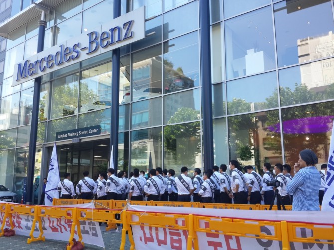 스투트가르트스포츠카 노조원 49명이 지난 27일 방배동 메르세데스-벤츠 매장 앞에서 파업 시위를 하고 있다. 이날 노조는 사측에 부당해고 및 징계 철회와 임금단체 협상 성실교섭 등을 촉구했다.