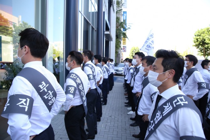 스투트가르트스포츠카 노조원 49명이 지난 27일 방배동 메르세데스-벤츠 매장 앞에서 파업 시위를 하고 있다. 이날 노조는 사측에 부당해고 및 징계 철회와 임금단체 협상 성실교섭 등을 촉구했다.