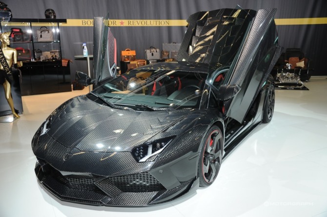 독일의 튜닝업체 만소리(Mansory)는 차체의 모든 부분을 탄소섬유 강화플라스틱으로 제작해 화제를 모았다