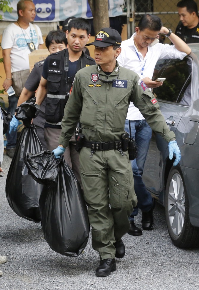 태국 경찰이 29일(현지시간) 방콕 폭탄 테러 용의자의 아파트에서 증거물을 수집해 경찰서로 향하고 있다. 이날 태국 경찰과 군인들은 방콕 외곽의 농족 지역을 급습해 용의자를 체포했다. 용의자의 아파트에서는 다량의 여권과 함께 폭탄 제조 재료들도 발견됐다. /사진 = 뉴시스 