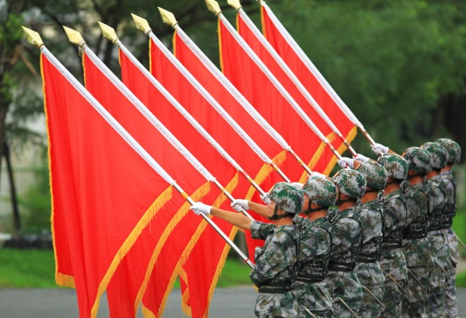 일본 정부가 반기문 유엔 사무총장이 다음 달 3일 베이징(北京)에서 열리는 항일전쟁 승전 70주년 기념 열병식을 참관하기로 한 것에 대해 일본 정부가 거듭 이견을 제기했다. 사진은 지난 23일 열병식에 참여할 중국 군인들이 훈련을 하고 있는 모습. /사진 = 뉴시스