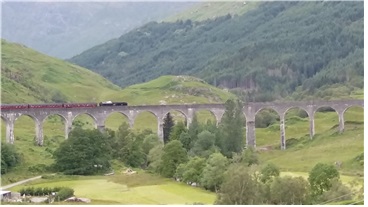 호그와트 마법학교로 가는 기차. 하루에 한 차례 운행하는 이 기차를 보기 위해 하이랜드 지방의 언덕 위에 많은 사람들이 모여든다.<br />
