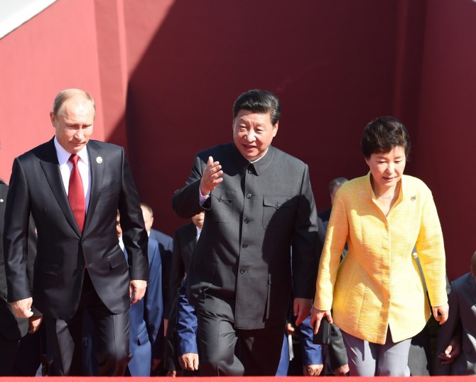 3일(현지시간) 중국 베이징 톈안먼에서 열린 전승절 열병식에 박근혜 대통령(사진 오른쪽)과 시진핑(習近平·가운데) 국가주석, 블라디미르 푸틴 대통령(왼쪽)이 입장하고 있다. /사진=뉴시스