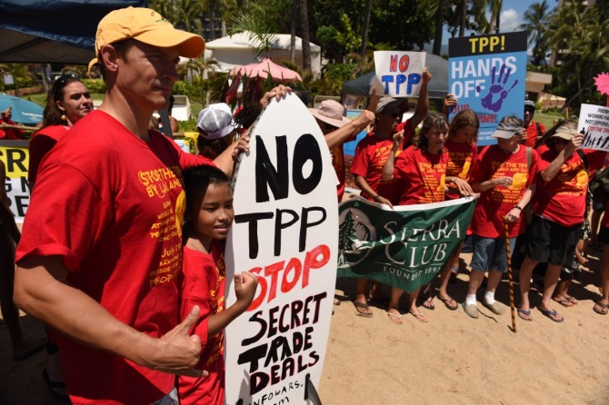 지난 7월 29일(현지시간) 환태평양경제동반자협정(TPP) 협상이 진행되는 하와이 마우이 섬에서 TPP에 반대하는 사람들이 시위하고 있다. 수백 명의 지역 주민과 국제적 시민단체의 대표들이 시위에 참석했다. /사진 = 뉴시스 