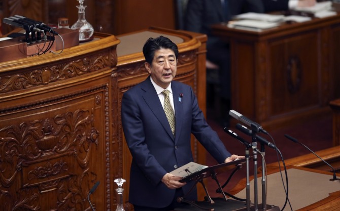 아베 신조(安倍晉三) 일본 총리가 지난 7월 27일 도쿄에서 열린 참의원 본회의에서 안보법안에 대해 연설하고 있다. /사진 = 뉴시스 