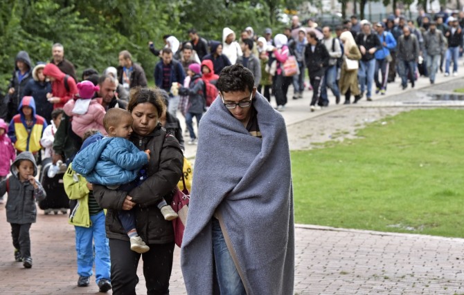 뉴질랜드 정부가 7일(현지시간) 사상 최악의 난민 사태를 해결하기 위해 시리아 난민 750명을 수용하기로 했다. 사진은 전날 난민들이  독일 도르트문트의 중앙역에서 줄지어 걸어 나오고 있는 모습. /사진 = 뉴시스 