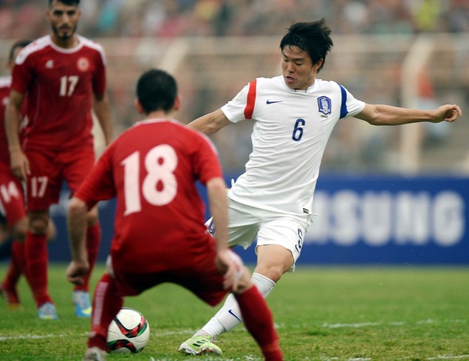 8일 오후(현지시각) 레바논 시돈 무니시팔 경기장에서 열린 2018러시아월드컵 아시아 2차 예선 한국과 레바논과의 경기에서 한국 권창훈이 강력한 슛으로 팀세번째 골을 넣고 있다./뉴시스