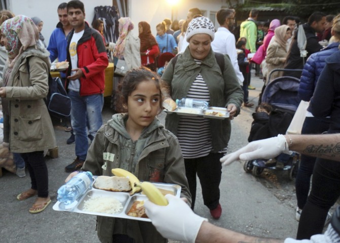유럽 내 시리아 난민 사태를 방관하고 있다는 비판을 받아 온 미국이 9일(현지시간) 난민을 추가로 5000명 더 수용하기로 했다. 사진은 한 난민 소녀가 오스트리아 트라이스키르헨 지역 난민수용소에서 배식을 받고 있는 모습. / 사진 = 뉴시스