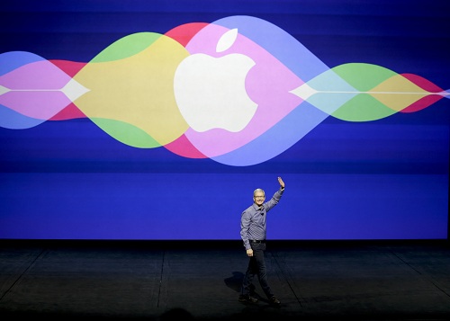 신제품을 발표하는 애플의 팀쿡 회장. 아이폰과 아이패드를 구동시키는 운영 체계의 새 버전 IOS9의  업데이트를 개시했다. 