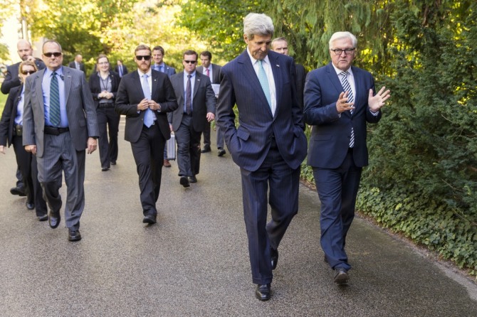 미국의 존 케리 국무장관(오른쪽에서 두번째)과 독일의 프랑크-발터 슈타인마이어 외무장관이 20일(현지시간) 독일에 도착한 시리아 난민들을 만나러 가기 위해 영빈관 빌라 보스시히를 걸아가던 중 이야기를 나누고 있다. /사진 = 뉴시스