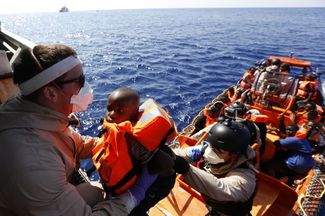 터키 서부 해안에서 지중해를 건너 그리스 섬으로 가던 난민보트가 20일(현지시간) 오전 터키 국적기를 단 선박과 부딪히면서 어린이 6명을 포함해 13명이 사망했다. 사진은 1일(현지시간) 리비아 해역에서 한 난민 어린이가 구조대원의 도움으로 난민선에서 구조선으로 옮겨지고 있는 모습. /사진 = 뉴시스 