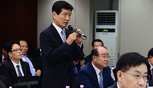  21일 오후 서울 여의도 한국산업은행에서 열린 정무위원회의 한국산업은행·중소기업은행·예금보험공사 국정감사에 증인으로 출석한 남상태 대우조선해양 전 사장이 의원의 질문에 답하고 있다. 오른쪽 앞은 홍기택 KDB산업은행 회장, 남 전 사장 오른쪽은 정성립 대우조선해양 대표이사, 왼쪽은 임명섭 딜로이트안진 회계법인 상무. 사진=뉴시스.