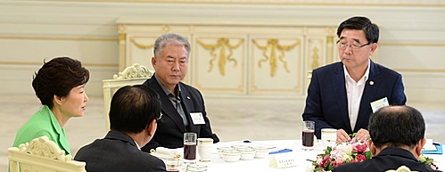 박근혜 대통령이 22일 오후 청와대에서 노동개혁을 위한 노사정 대표들을 초청, 격려 오찬을 하고 있다. <br />
<br />
박병원(오른쪽 아래부터 시계방향으로) 한국경영자총협회장, 김대환 경제사회발전노사정위원장, 박근혜 대통령, 김동만 한국노동조합총연맹 위원장, 이기권 고용노동부장관. 사진=뉴시스