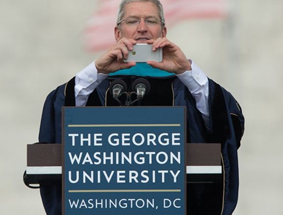 시진핑 중국 국가주석이 미국에 도착 국빈방문을 시작하면서  애플의 팀 쿡 대표부터 만난다. 무슨 사연? 