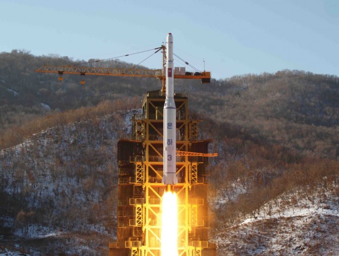 북한이 23일(현지시간) 로켓 발사를 관제하는 새 시설을 서방 언론에 처음으로 공개하며 로켓 발사가 임박했음을 시사했다. 사진은 북한 국영 조선중앙통신이 지난 2012년 12월12일 공개한 자료로 북한 은하 3호 로켓이 동창리에 있는 서해위성발사장에서 발사되는 모습. /사진 = 뉴시스 