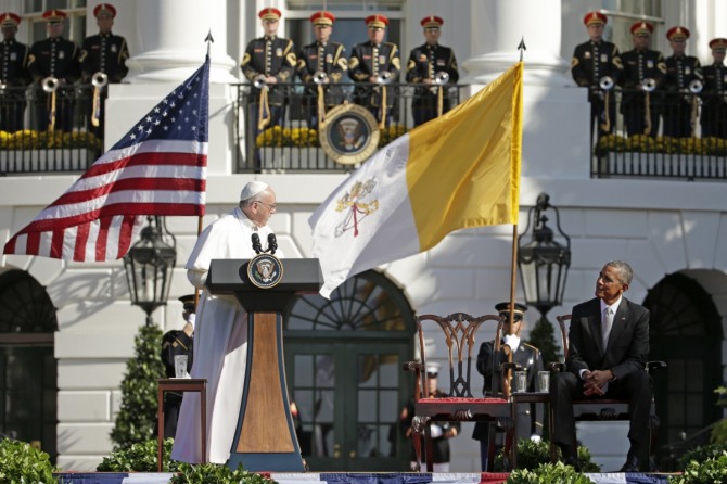 미국을 방문중인 프란치스코 교황이 백악관에서 연설을 하며 오바마 대통령을 바라보고 있다./AP 뉴시스
