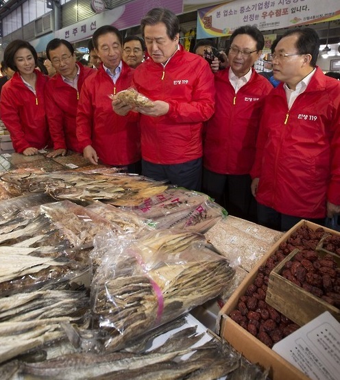 새누리당 김무성 대표를 비롯한 새누리당 의원들이 추석 명절 연휴를 앞둔 23일 오후 서울 관악구 관악신사시장을 방문해 제수용품을 살펴보고 있다.<br />
<br />
   김 대표는 이날 오후 이정현 최고위원, 김정훈 정책위의장 등 주요 당직자들과 함께 신사시장을 찾아 직접 제수용품을 구입하고 내수위축으로 어려움을 겪고 있는 시장 상인들을 격려했다.사진=연합뉴스