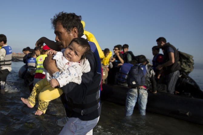 안토니오 구테레스 유엔난민기구(UNHCR) 최고대표는 5일(현지시간) 올해 전 세계 난민이 10년 전의 거의 두 배인 6000만 명을 넘어섰다고 밝혔다. 사진은 지난달 27일 소형 고무보트를 타고 터키에서 에게해를 건너 그리스 레스보스 섬에 도착한 난민들의 모습. / 사진 = 뉴시스 