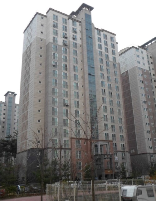 경기 안성시 공도읍 만정리 877 KCC스위첸/사진=지지옥션 제공<br />
