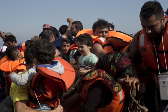 유럽연합(EU)이 지난달 회원국 내무장관 회의에서 진통 끝에 합의된 난민 4만명의 분산 재배치 방안을 9일(현지시간) 공식 시행한다. 사진은 지난달 27일 터키에서 소형 고무보트를 타고 그리스 레스보스 섬에 도착한 시리아 난민들의 모습. / 사진 = 뉴시스