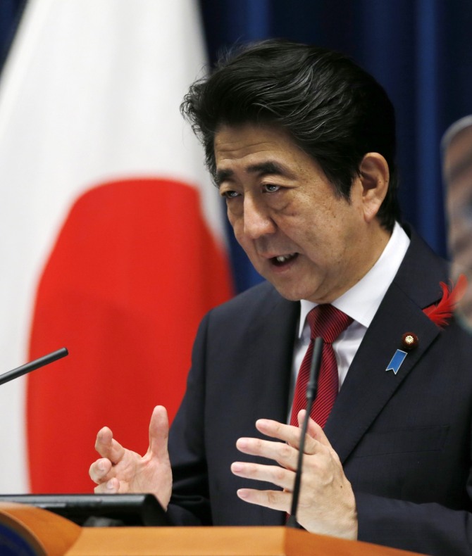 아베 신조(安倍晋三) 일본 총리(사진)가 7일 문부과학상 등 10명의 각료를 교체하는 개각을 단행했다. 이번 개각에서 재무·외무·방위·경제재생상과 관방장관 등 국정운영의 중추를 이루는 핵심 각료들은 대거 자리를 지켰다. / 사진 = 뉴시스