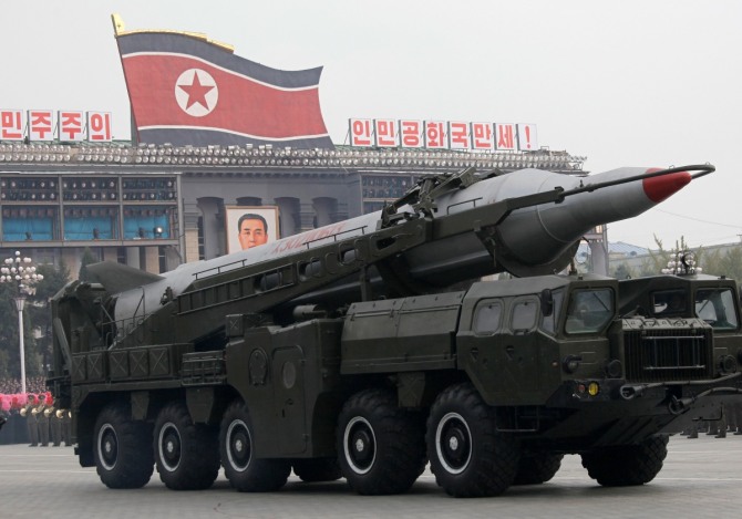 북한이 당  창건 70주년 기념 열병식 직후 잠수함 탄도 미사일 발사실험을  할것이리고 미국 언론이 보도했다. 
