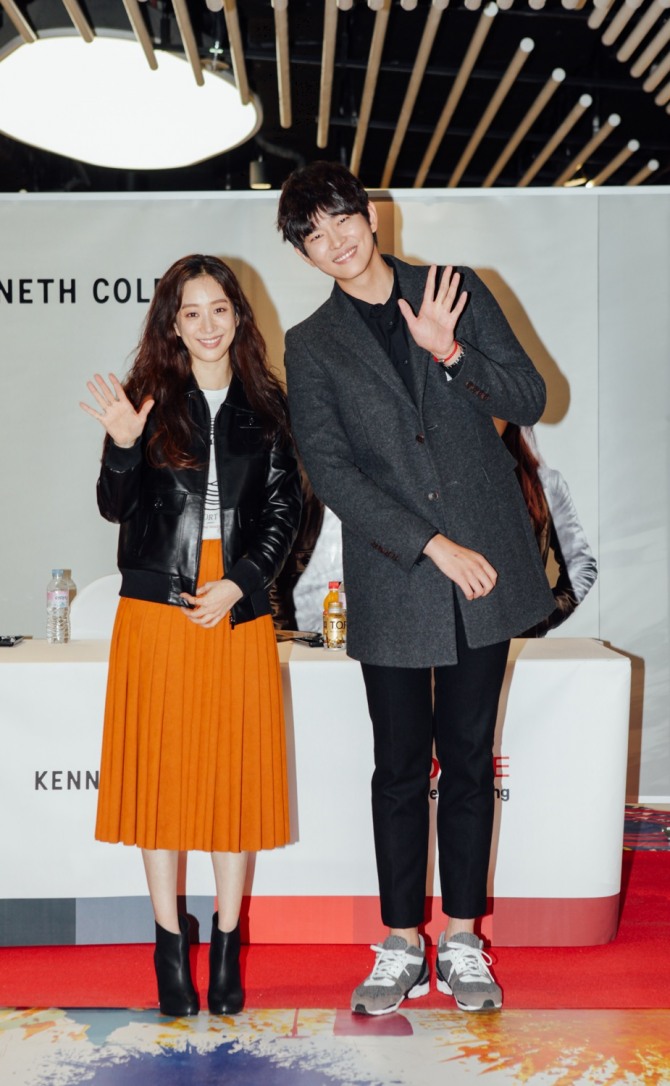 정려원, 윤균상의 팬사인회가 진행됐다 / 사진=케네스콜 제공