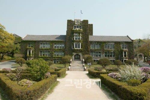 연세대 사학과 교수 전원이 한국사 국정교과서에 반대하는 성명을 발표했다. 교수명단과 성명서 전문.