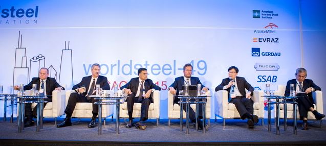 권오준 회장(오른쪽 두번째)이 10월 12일 오전 열린 지역별 CEO 토론에 패널로 참가해 세계 경제와 철강산업 단기 전망에 대한 의견을 말하고 있다. (세계철강협회 제공)