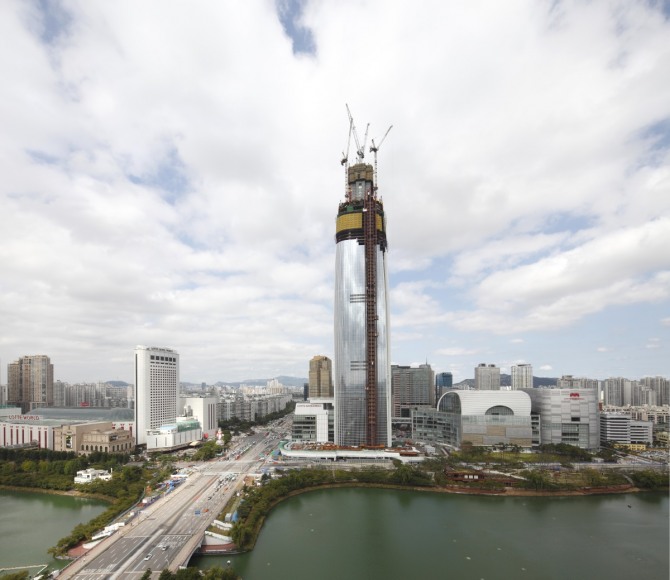 건설 중인 제2롯데월드. 123층이 될 이 건물에는 현대제철, 포스코 등 국산 철강재만이 전량 사용됐다. 