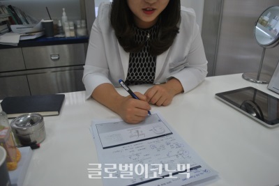 아모레퍼시픽 연구원 출신의 최현 박사가 기자의 피부 상태에 대한 꼼꼼한 분석과 맞춤 솔루션을 제안하고 있다.
