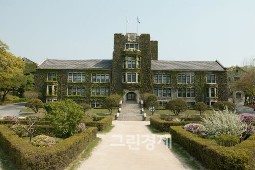 국정교과서 집필거부 서명 교수들의 대부분이 교과서 집필경헙이 없다고 청와대 이병기 실장이 밝혔다. 사학과 전원 집필거부 의사를 처음 밝힌 연세대 전경. 