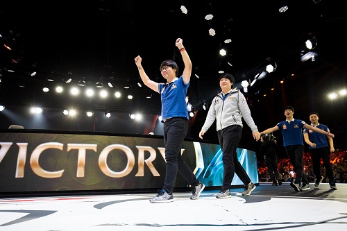 결승 진출을 확정짓고 기뻐하는 쿠 타이거즈 선수들