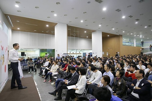 지난 21일 한국을 찾은 에어비앤비 공동창업자 네이선 블레차르자크(왼쪽)가 서울창조경제혁신센터에서 진행한 강연에는 학생과 직장인 등 많은 사람들이 참석해 회사의 비즈니스에 높은 관심을 보였다.