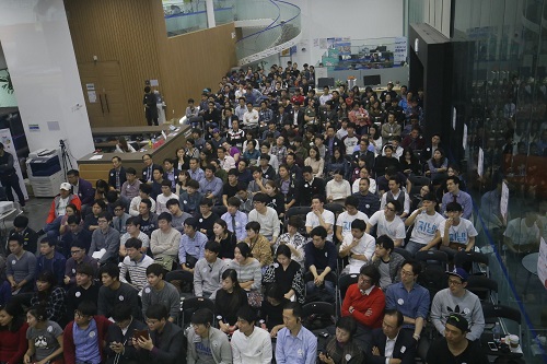 지난 21일 서울창조경제혁신센터에서 진행된 에어비앤비 공동창업자의 강연에 참석한 시민들의 모습