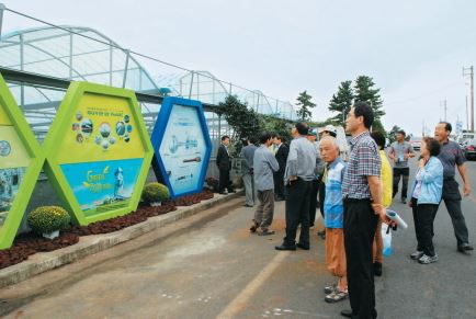 제주 서귀포시 남원읍에 소재한 포스맥 감귤 샘플하우스에서 감귤재배 농민들이 포스맥 제품의 우수성과 적용 사례를 살펴보고 있다.