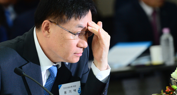 홍기택 산은금융지주 회장 겸 산업은행장이 국회에서 열린 국정감사에서 여야 의원들의 질의에 골몰히 생각하고 있다.